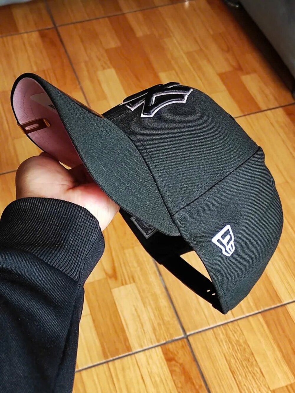 NWT New Era Black Fitted Hat White Logo Side Patch Cap - Picture 5 of 8